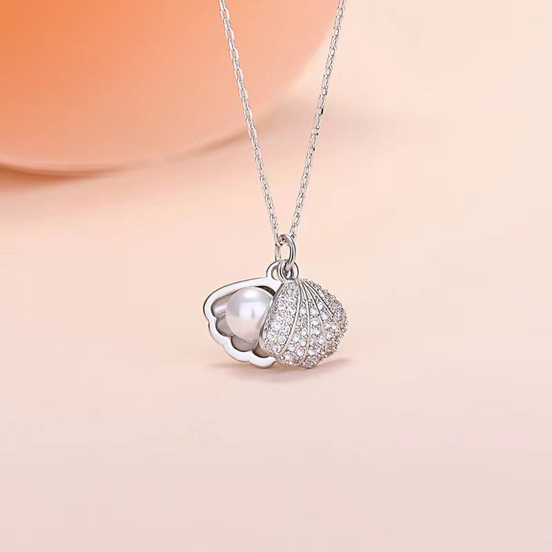 Collana da donna alla moda con conchiglia a ventaglio e perle, in acciaio al titanio con intarsio di strass e placcatura in oro