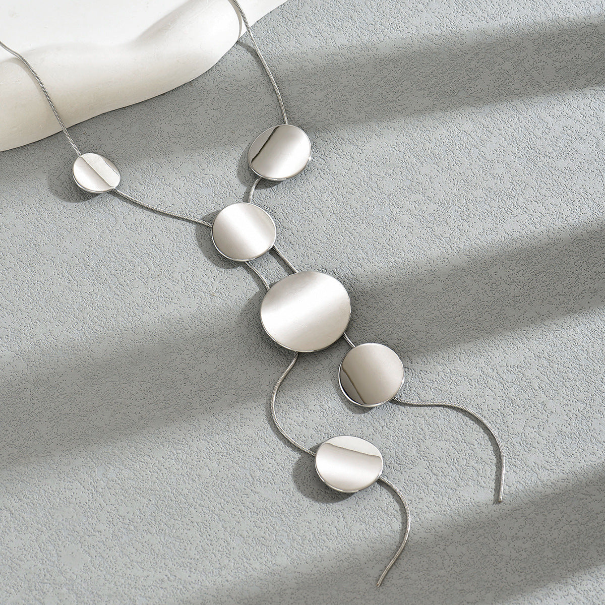 Collana girocollo geometrica minimalista da donna con pendente rotondo in rame placcato e catena sottile