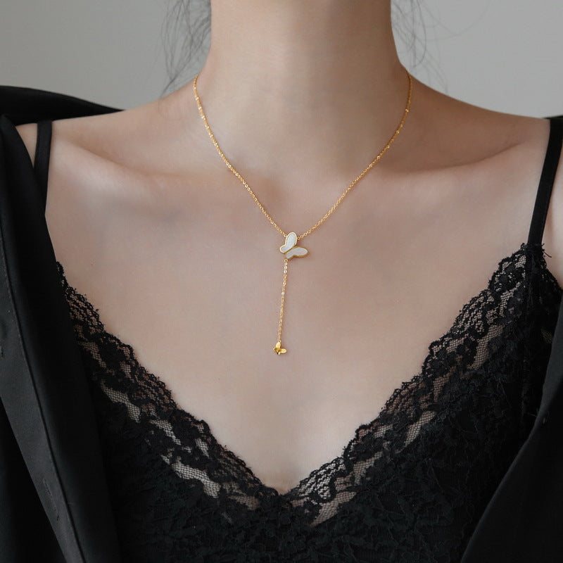 Collana con ciondolo a farfalla in abalone color freddo minimalista da donna, catena a clavicola placcata in acciaio al titanio