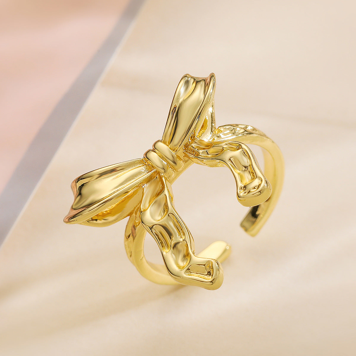 Anello in Rame a Forma di Fiocco Geometrico con Placcatura in Oro 18K da Donna, Fascia Aperta Regolabile, Accessorio di Moda Irregolare