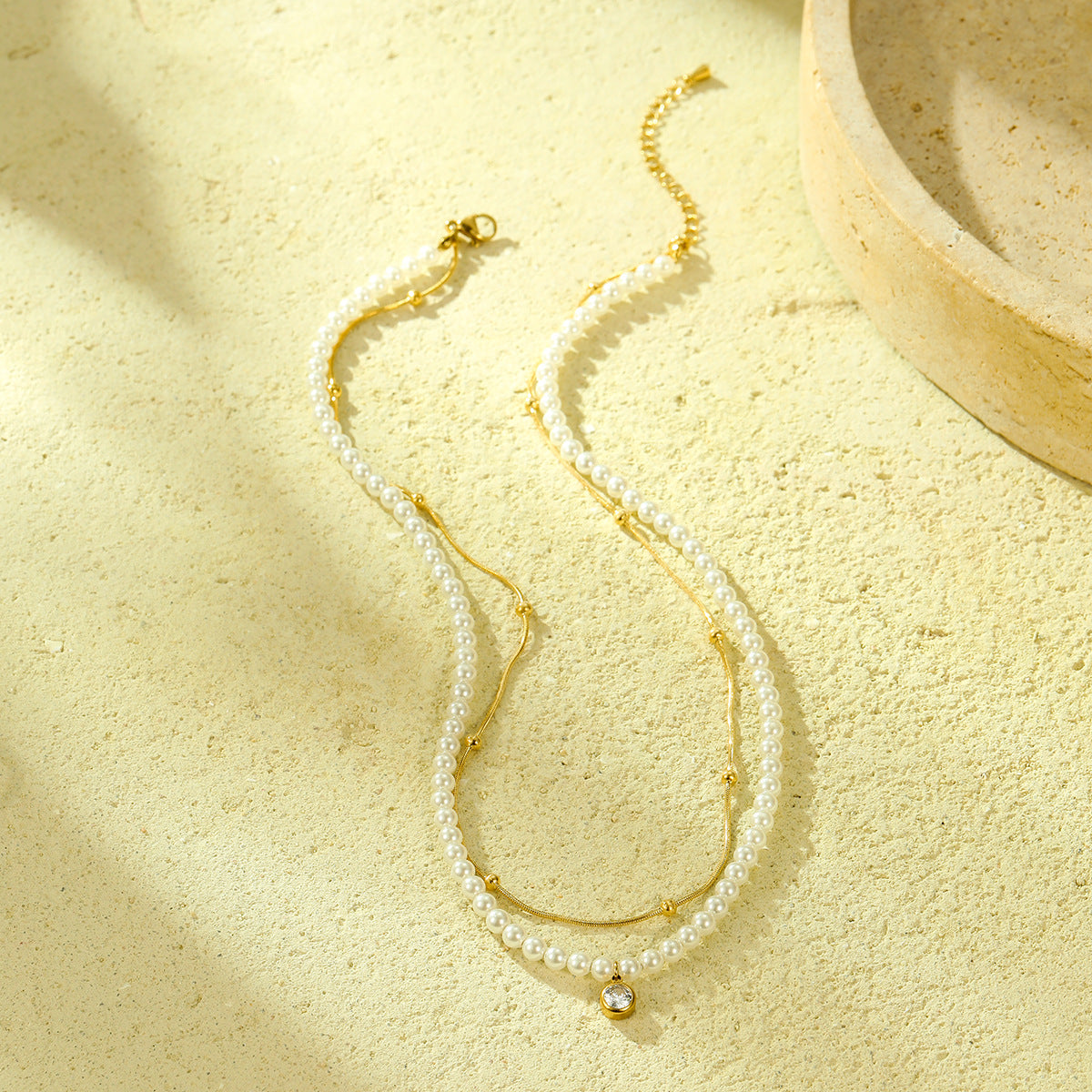 Collar de doble cadena de acero inoxidable chapado en oro de 18 quilates con perla y circonita para mujer