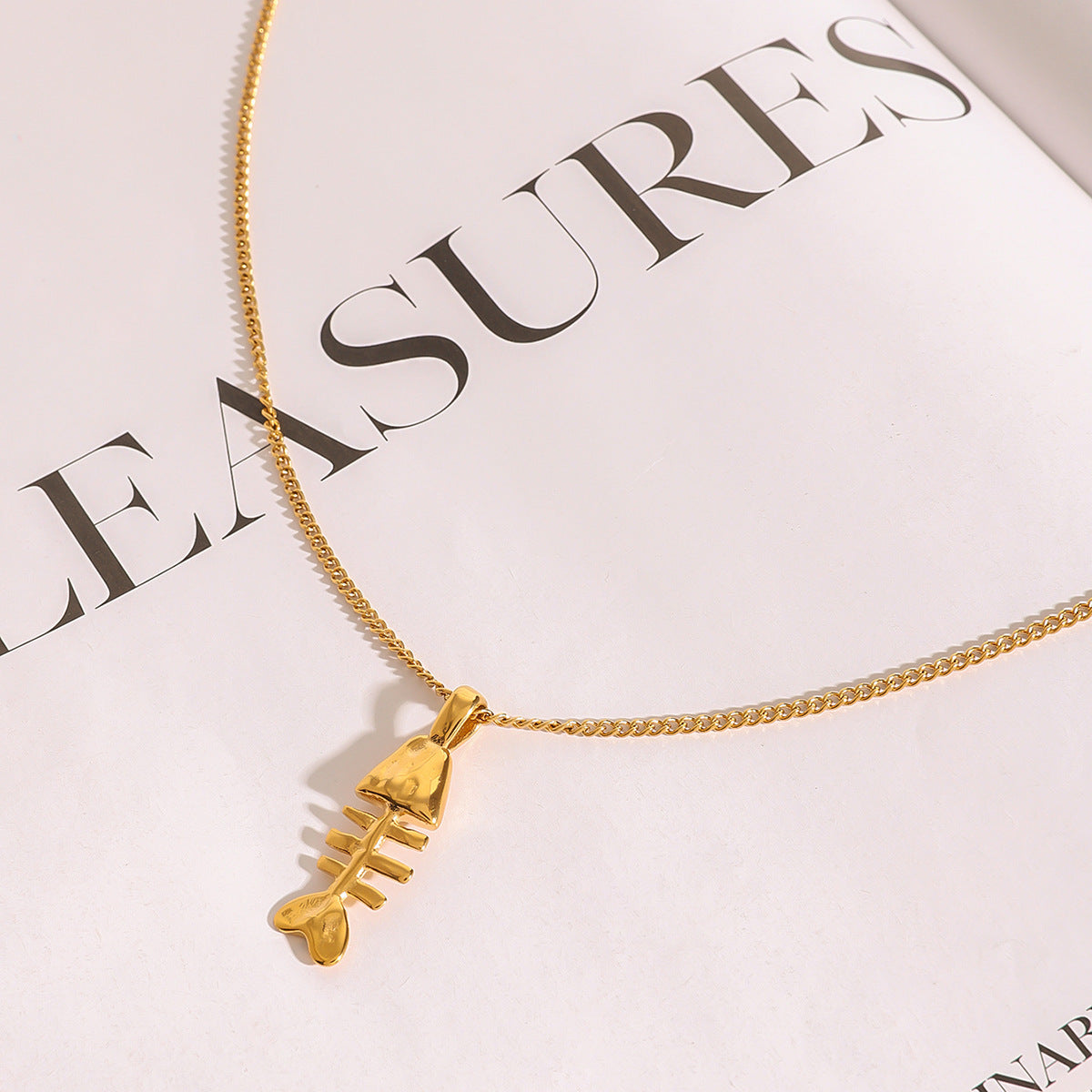 Collana con Pendente a Pesce Geometrico da Donna in Acciaio Inossidabile con Ciondolo in Acciaio al Titanio e Finitura Placcata