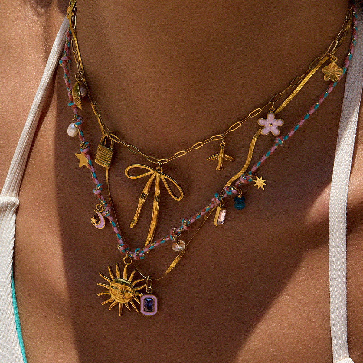 Collana pendente a forma di cuore minimalista in acciaio inossidabile con finitura placcata per donna, catena clavicola leggera