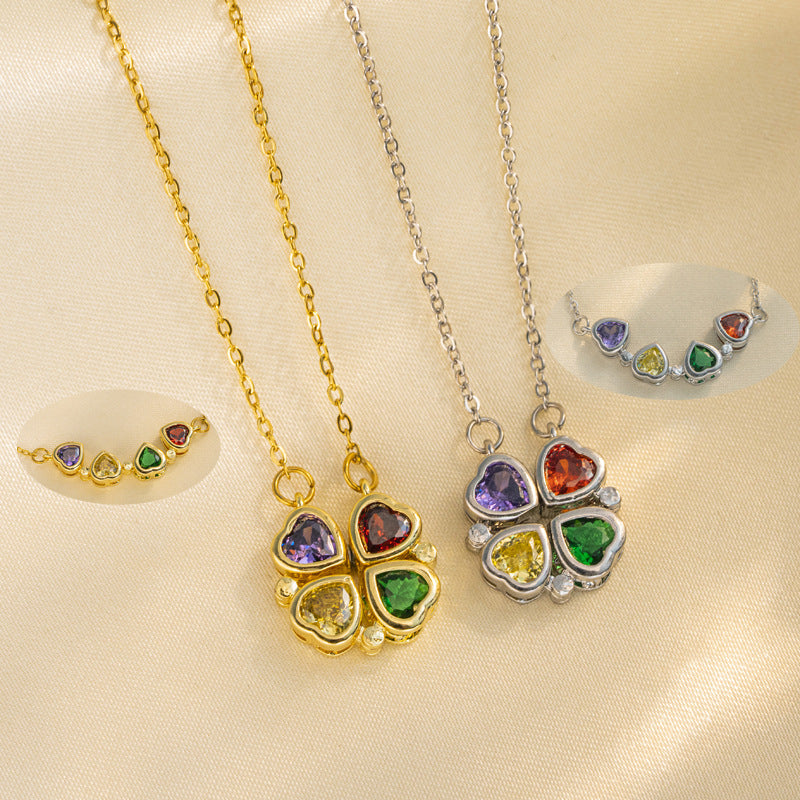 Collana con Pendente Minimalista a Quadrifoglio da Donna in Acciaio al Titanio con Intarsio di Strass Micro-Pavé e Catena Ondulata