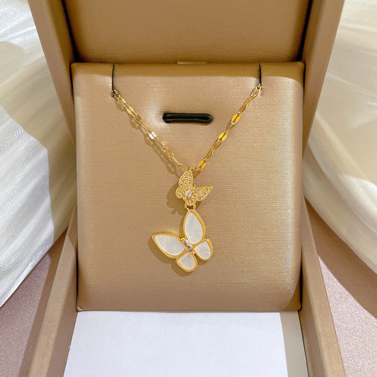 Collana da donna con ciondolo a farfalla in acciaio inossidabile placcato oro, con micro-pavé e delicata catena per clavicola
