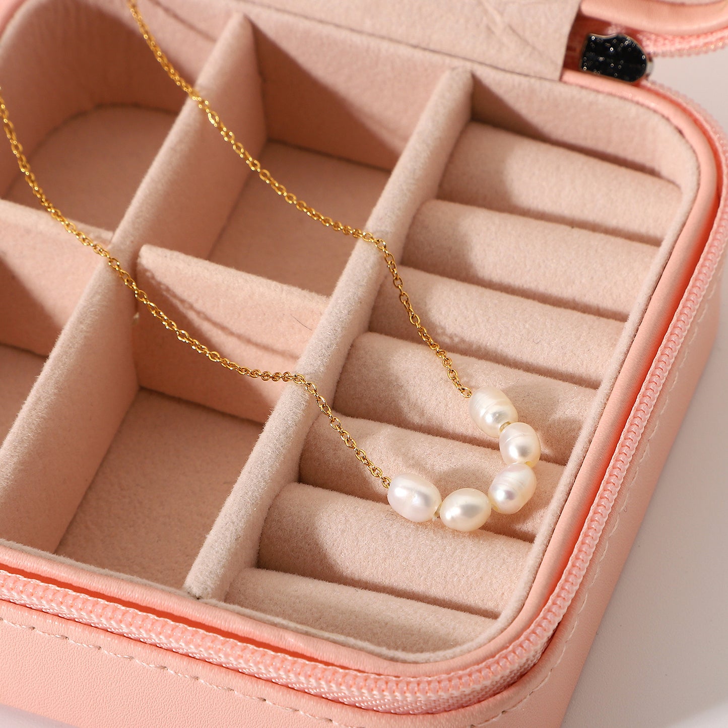 Collana Geometrica Minimalista da Donna in Acciaio Inossidabile con Placcatura in Oro 18K e Ciondolo a Perla Naturale d'Acqua Dolce