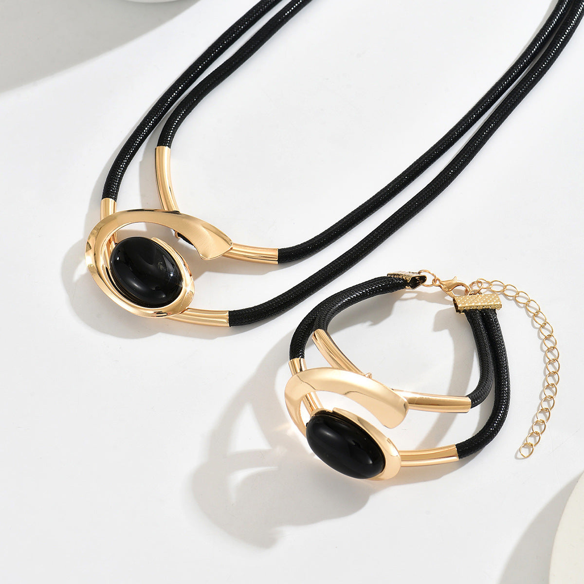 Parure di collana e bracciale da donna in lega in stile geometrico con gemme artificiali placcate in oro intarsiate