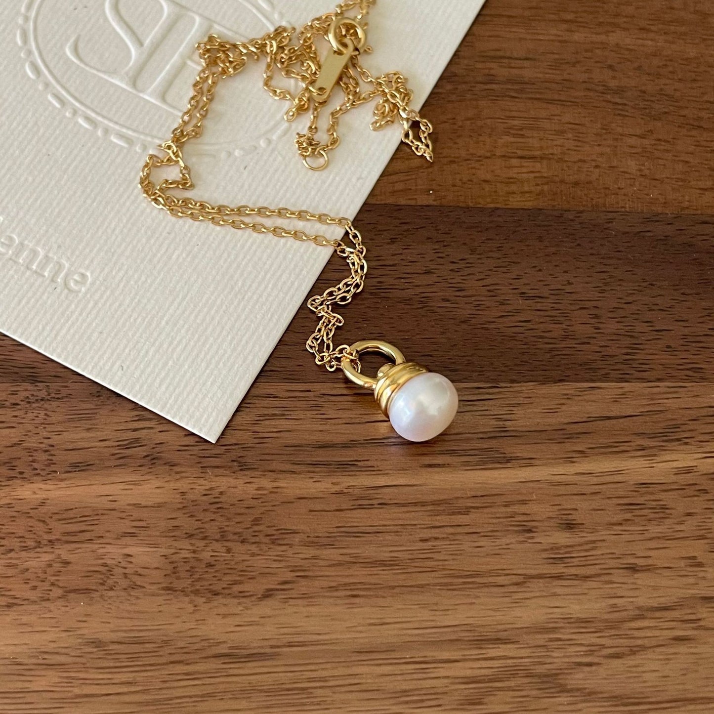 Collar Colgante Minimalista de Bombilla Redonda en Plata de Ley 925 con Acentos de Perlas en Cadena de Serpiente
