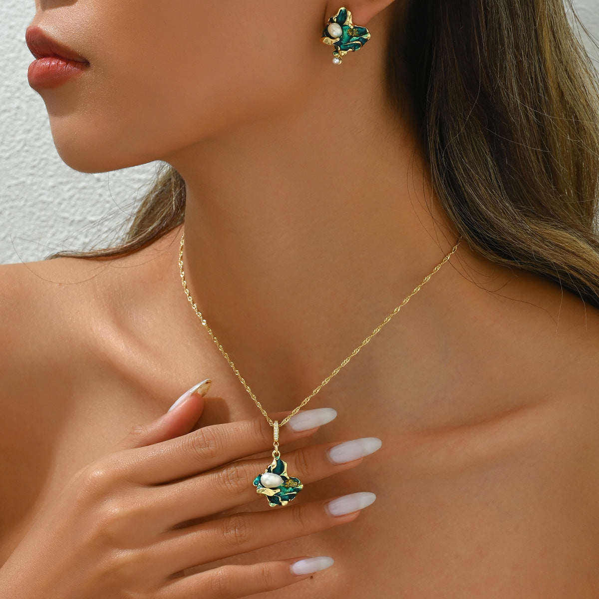Collar y Pendientes de Cobre Esmaltado Floral Minimalista para Mujer con Motivo de Rosa y Cadena de Clavícula