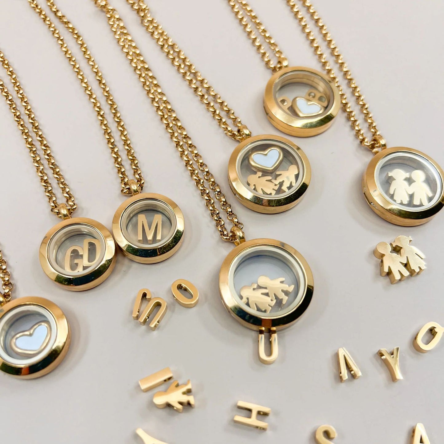 Ciondolo Vintage a Medaglione Rotondo Geometrico in Ottone Placcato Oro 18K e Acciaio al Titanio con Catena a Cavo