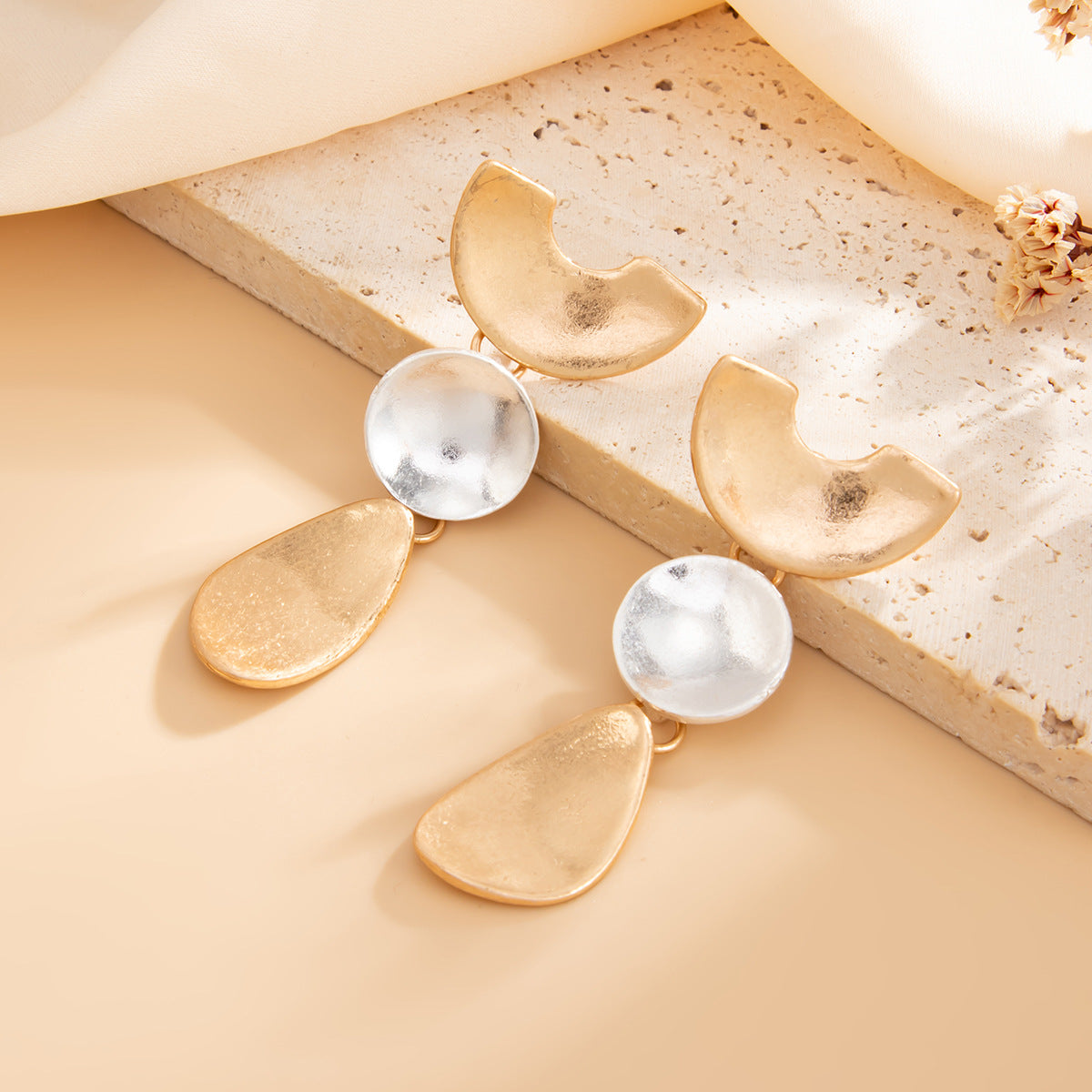 Orecchini a perno geometrici a forma di fiocco in lega, dolci e di tendenza, con texture martellata e perle finte, da donna