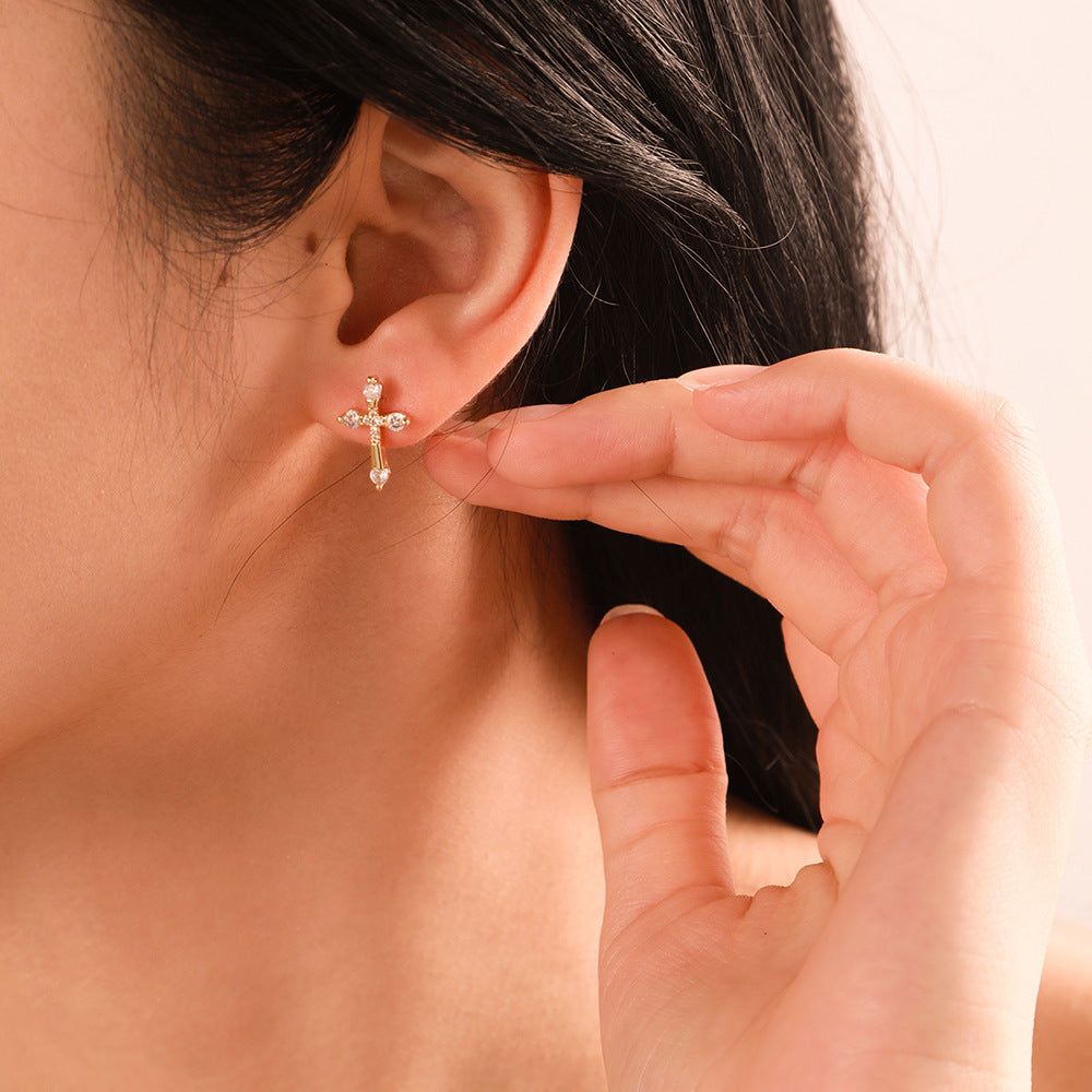 Orecchini a perno da donna a forma di farfalla, ape, croce e cuore in lega con intarsio di strass e finitura galvanica, stile fresco e minimalista