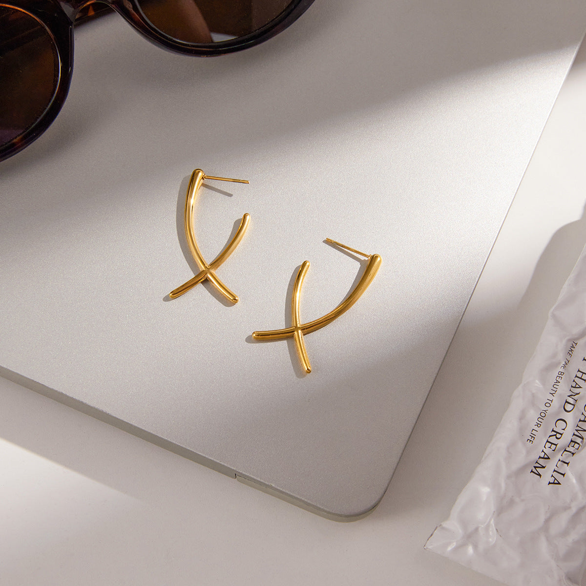 Orecchini da donna placcati oro 18 carati in acciaio inossidabile con linea geometrica minimalista di lusso