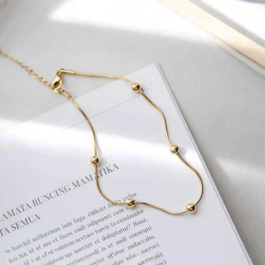 Tobillera Minimalista Geométrica de Acero Titanio con Cuentas Bañada en Oro de 18K para Mujer