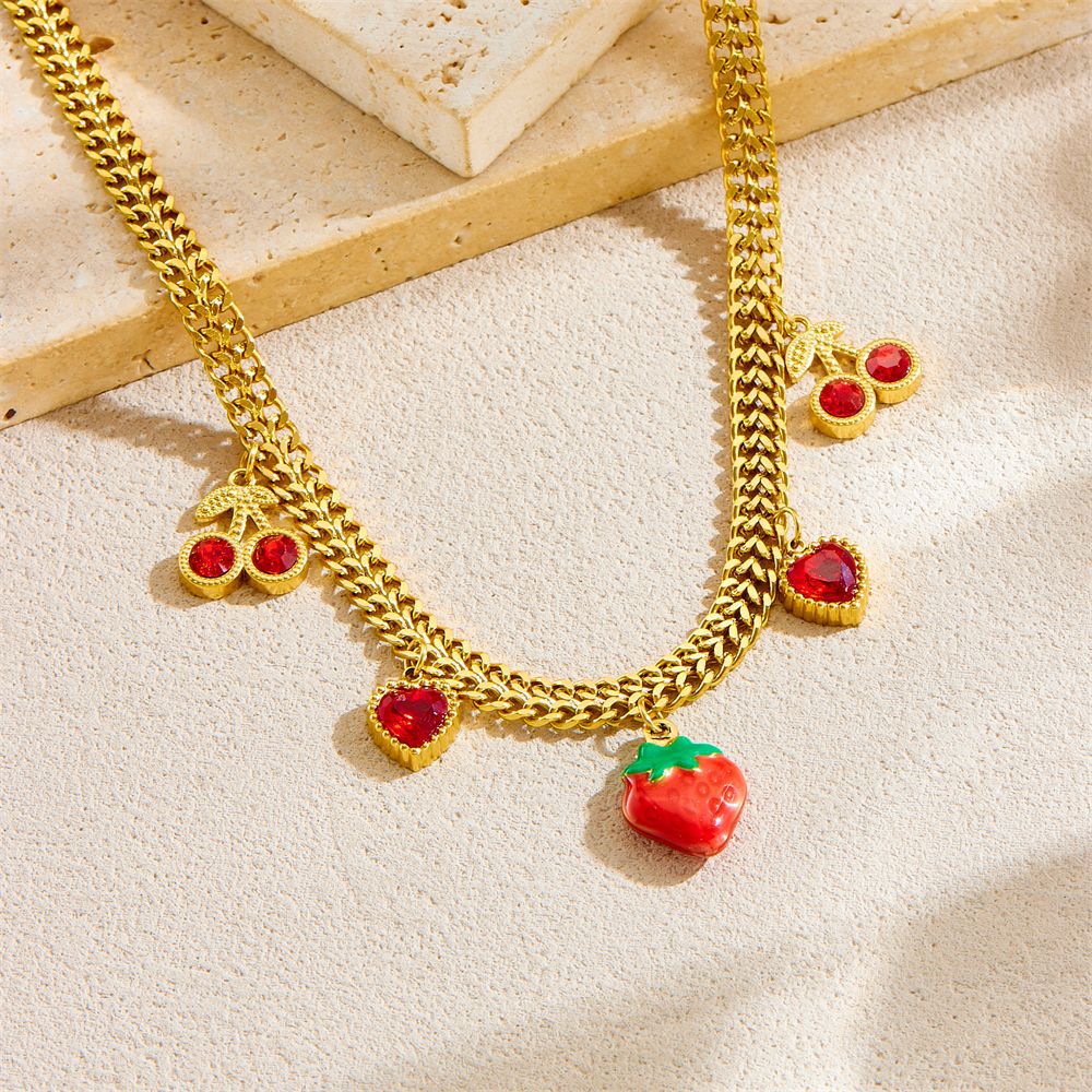 Collana con ciondolo a ciliegia fragola dolce e fresca in acciaio inossidabile con finitura placcata, design 3D a forma di frutto su catena snake per donna
