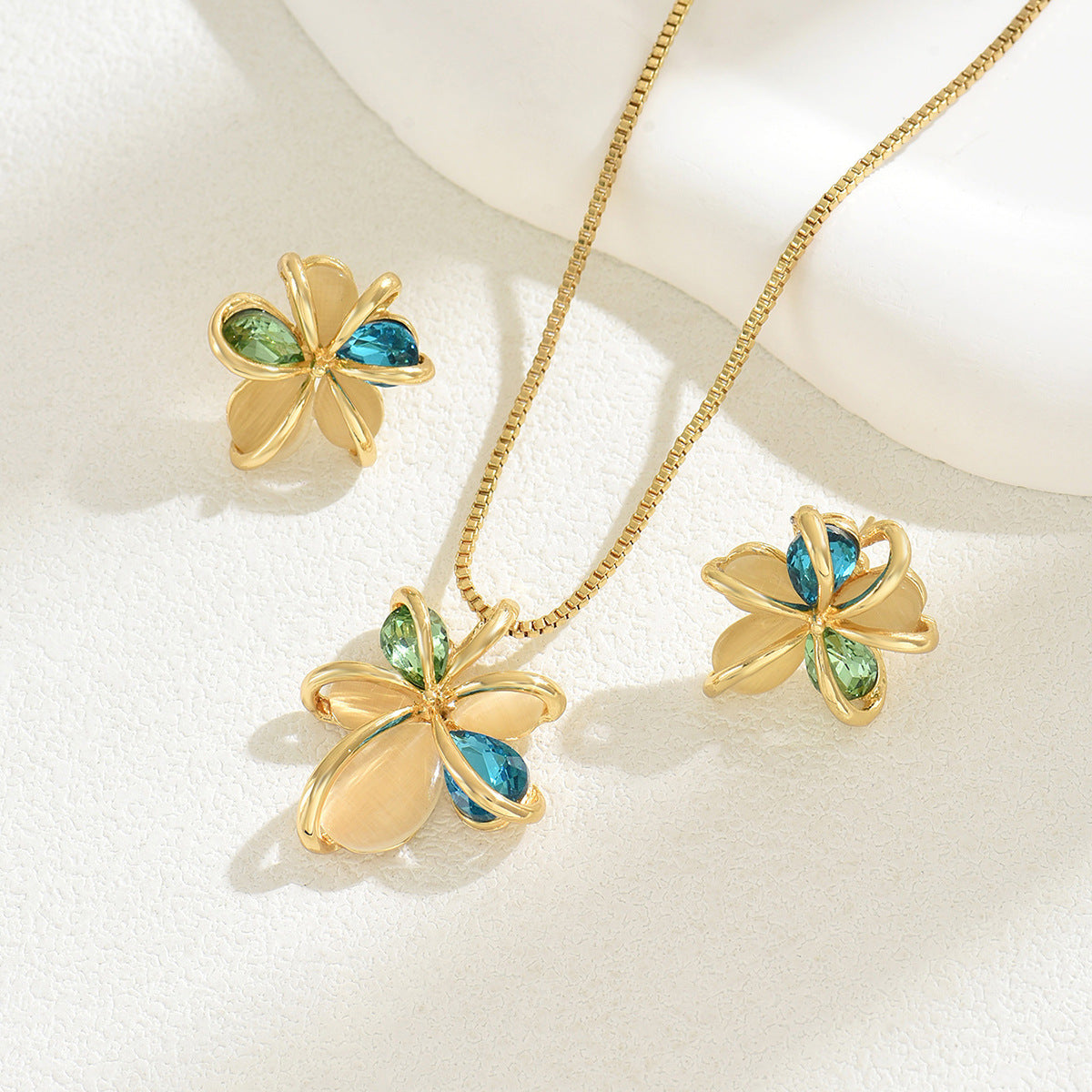 Set Collana con Pendente Floreale e Orecchini da Donna in Stile Barocco, in Rame con Intarsio di Strass Placcato Oro