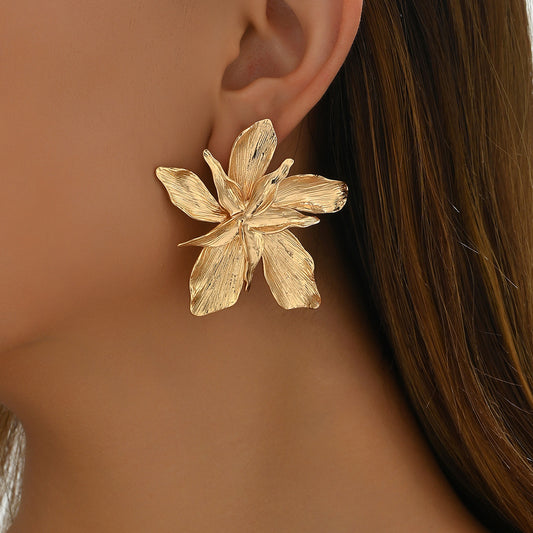 Orecchini a perno da donna alla moda con fiore a cinque petali doppio strato in metallo e finitura galvanizzata