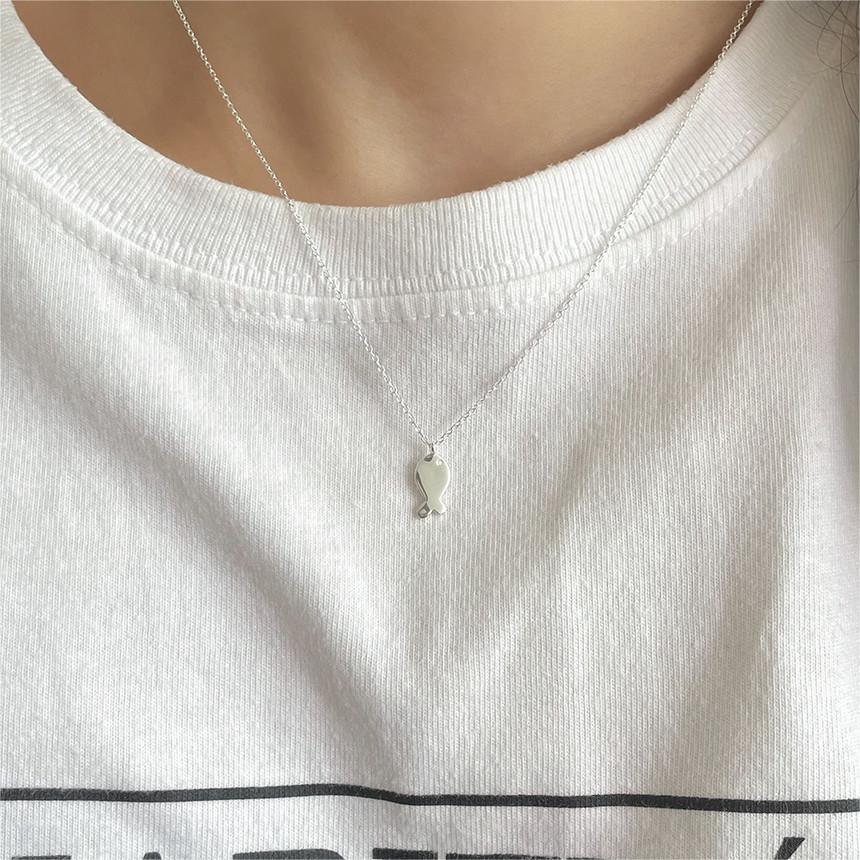Collana con pendente a forma di pesce minimalista in argento sterling 925 con finitura placcata su catena a maglie incrociate