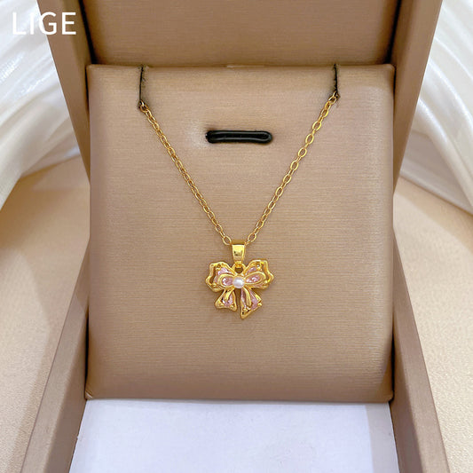 Collar con colgante de lazo rosa de diamantes de imitación para mujer, de acero de titanio con delicada cadena de medallón