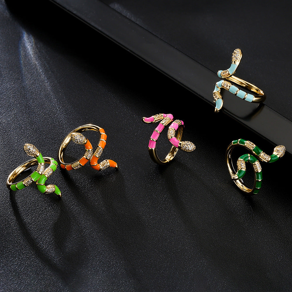 Anello a serpente geometrico in stile INS da donna in rame con placcatura in oro 18 carati e finitura smaltata