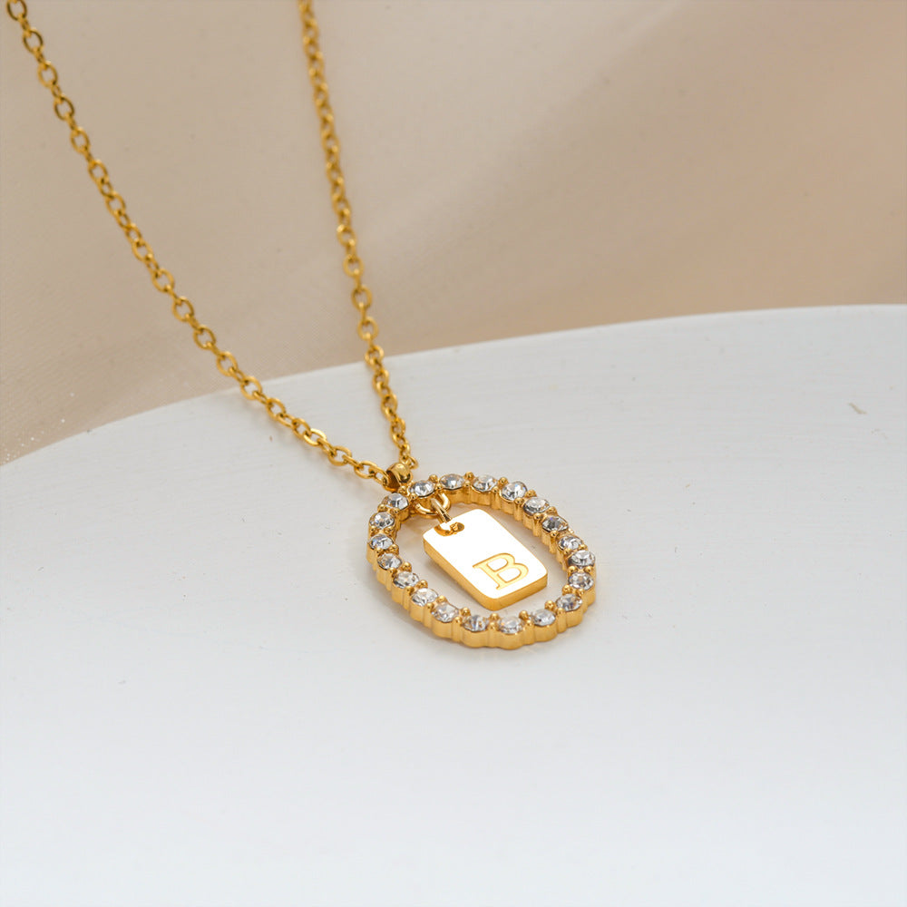 Collana da donna a maglione versatile in acciaio inossidabile ovale minimalista con lettera, placcata oro, con catena a maglie, con strass micro-pavé