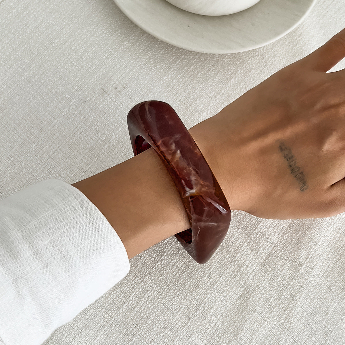 Pulsera de puño de metal geométrica irregular para mujer con acabado chapado y efecto ombré