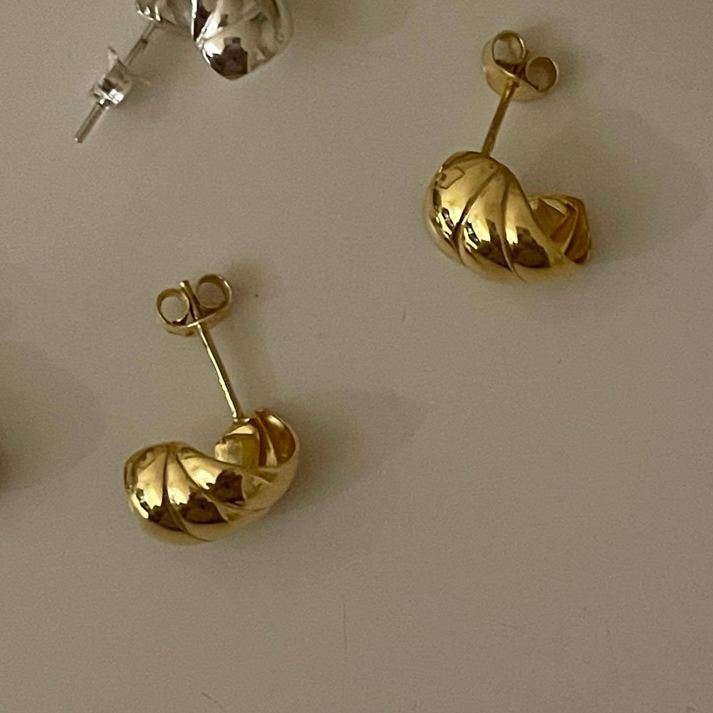 Minimalist Horn-Shaped 925 Sterling Silver Stud Earrings with Beveled Geometric Texture and Gold Plating
