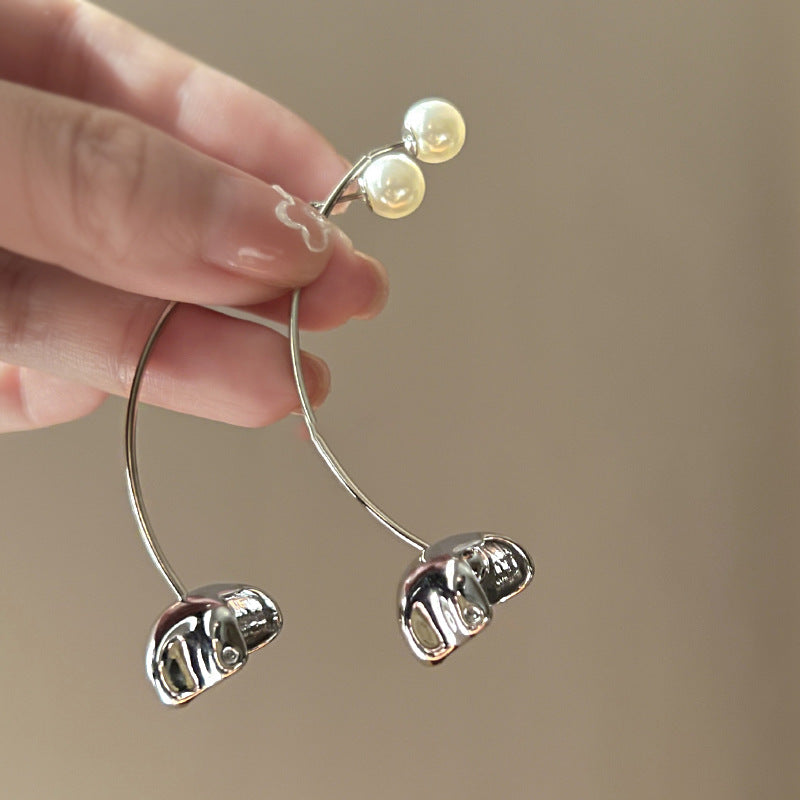 Orecchini a perno da donna minimalisti con perle, motivi floreali e geometrici, e perni in acciaio placcato