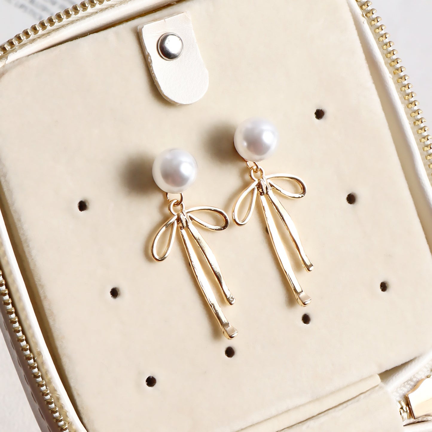 Vintage French Style Bow-Shaped Alloy Stud Earrings with Plated Finish for Women