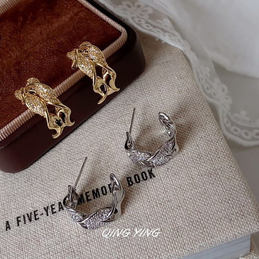 Orecchini da donna stile vintage a forma di C attorcigliata con zirconi micro-incastonati su ottone placcato oro e perni ipoallergenici in argento