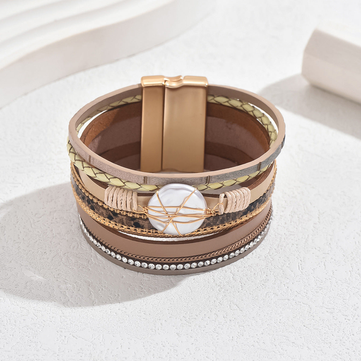 Bracciale da donna a più strati in stile geometrico minimalista con intarsio di perle e perline in madreperla