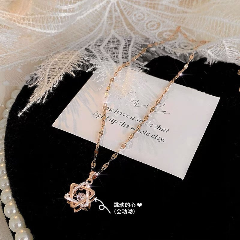 Dulce collar con colgante minimalista de acero de titanio en forma de corazón con acabado chapado para mujer