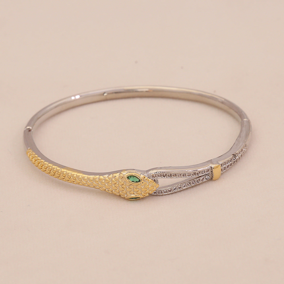 Bracciale personalizzato con catena a serpente in rame color oro con testa di leopardo e micro-intarsio a forma di cuore