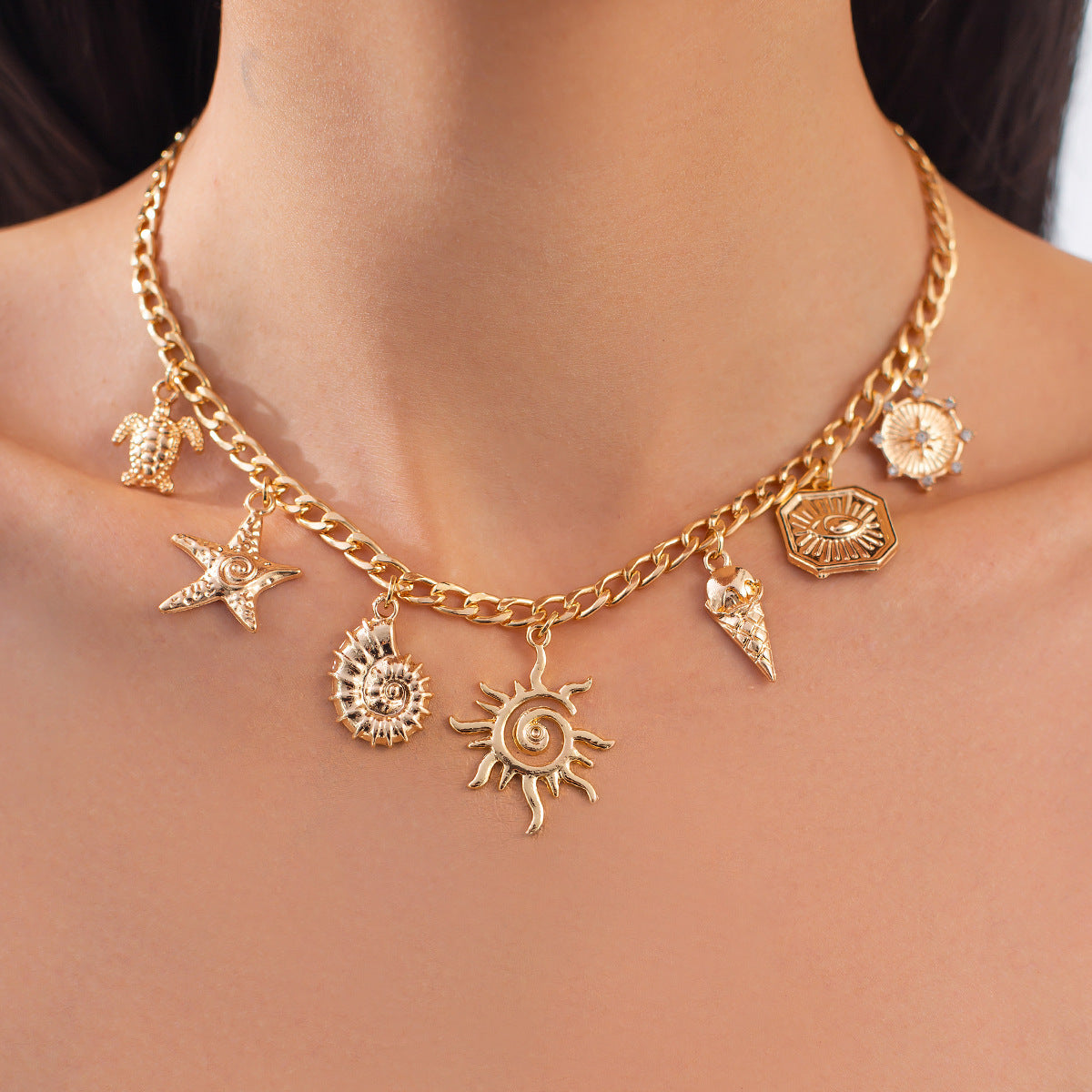 Collana pendente minimalista con stella e conchiglia, nappina e design a coda di sirena, in lega con finitura placcata