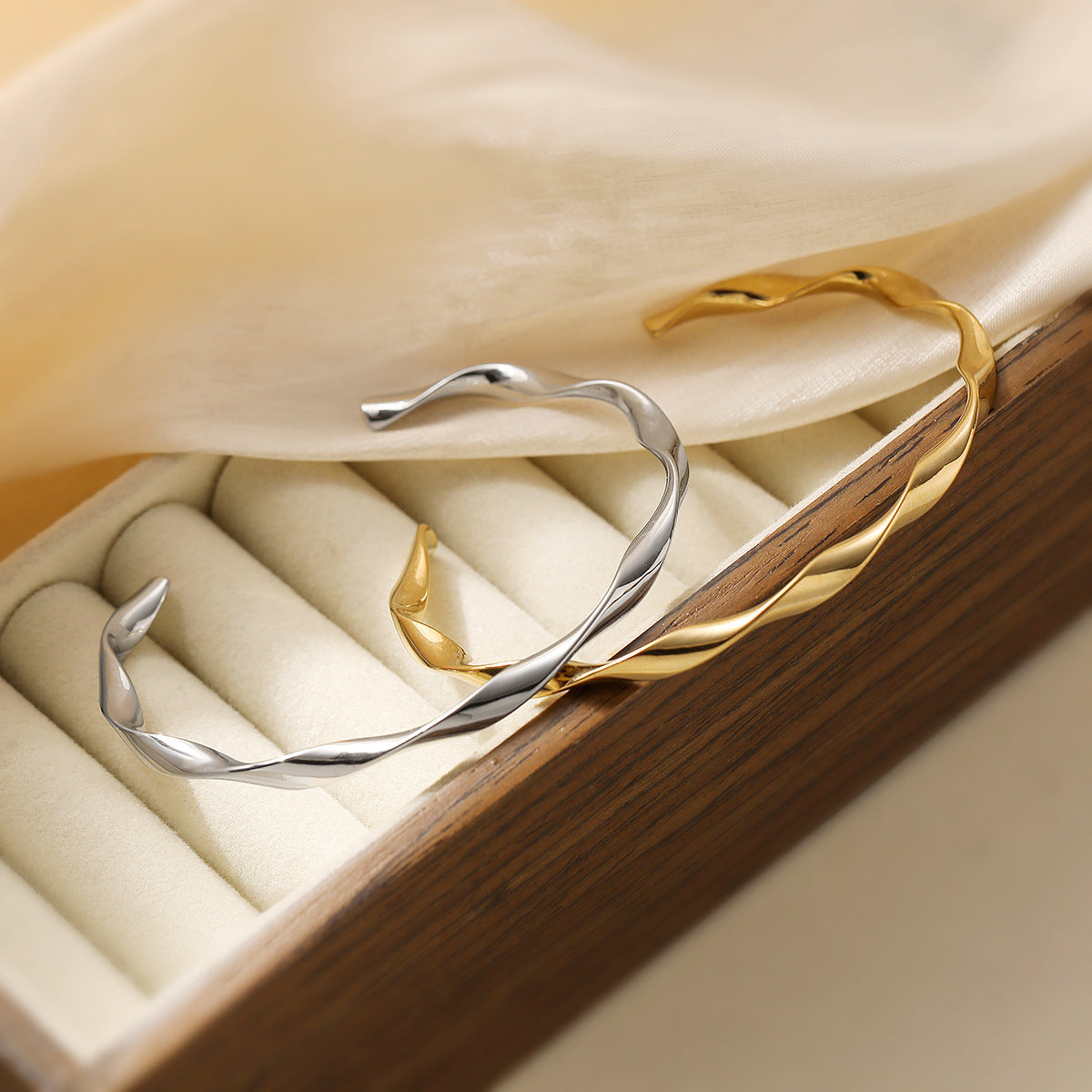 Braccialetto rigido da donna "Minimalist Luxe" a forma di onda, aperto, in acciaio inossidabile con placcatura in oro 18 carati