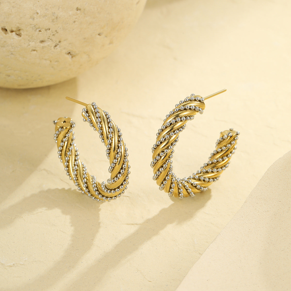 Orecchini a polsino geometrici minimalisti in acciaio inossidabile con placcatura in oro 18 carati e design a corda intrecciata, orecchini da donna alla moda