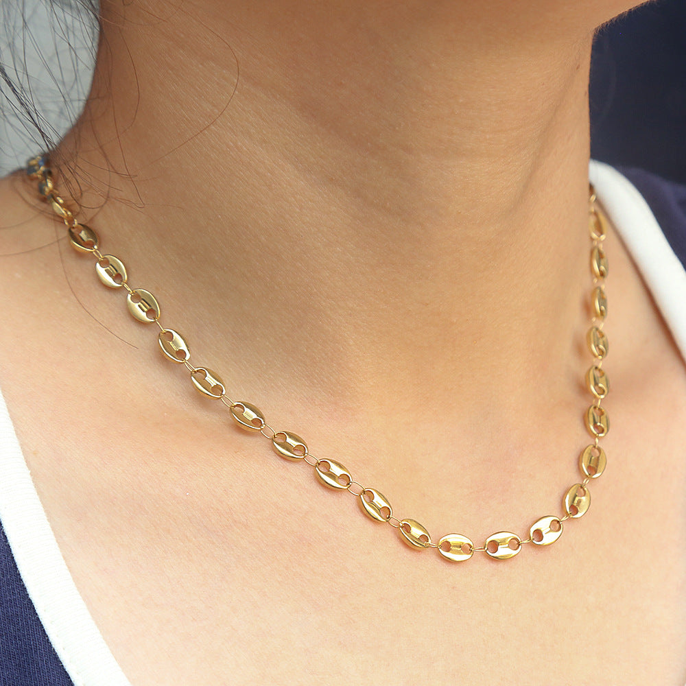 Collar minimalista geométrico de nariz de cerdo en acero inoxidable chapado en oro con acento de grano de café para mujer
