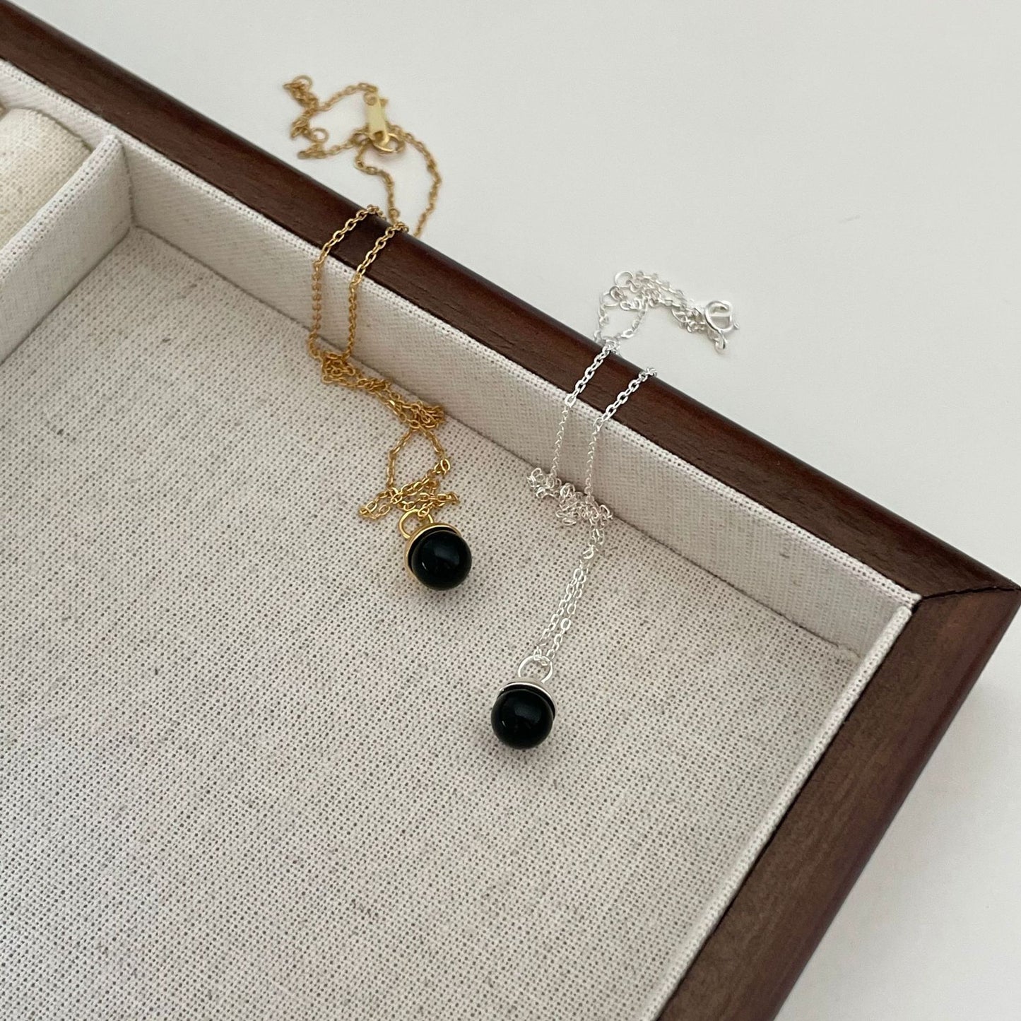 Collana minimalista con catena a maglie sferiche geometriche in argento sterling 925 con perla in agata nera