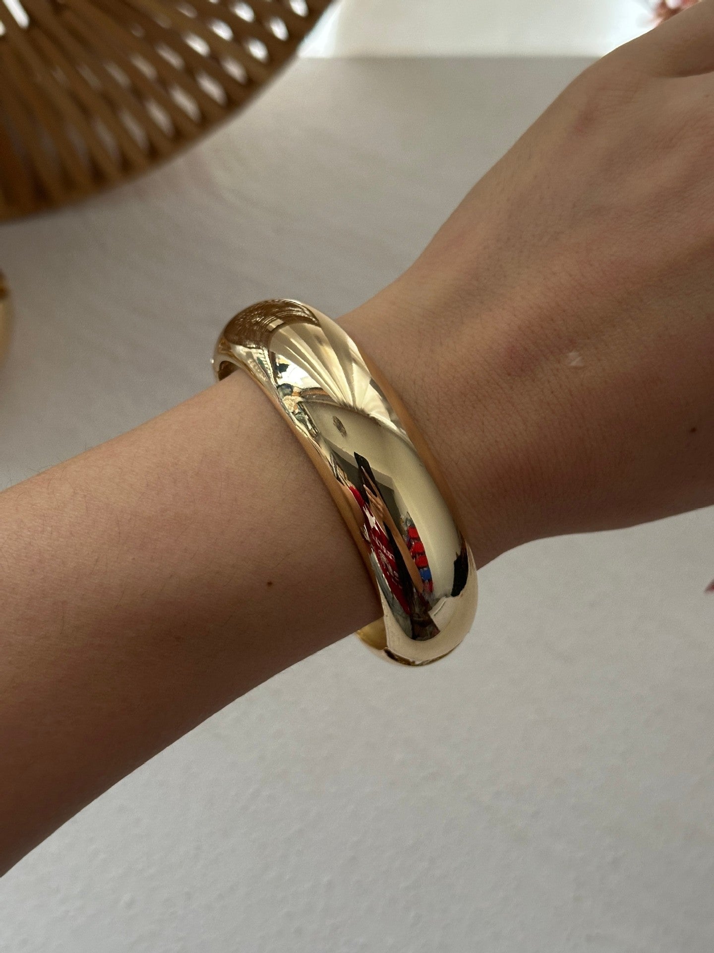 Bracciale a fascia larga aperto con molla irregolare in lega geometrica martellata