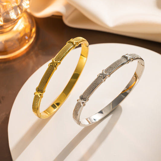 Bracciale Minimalista in Acciaio al Titanio con Finitura Liscia Galvanizzata Sottovuoto Gioielli Ipoallergenici a Forma Ovale Geometrica