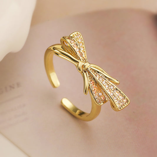 Anillo Ajustable Minimalista con Forma de Lazo para Mujer en Cobre con Baño de Oro de 18K y Circonitas Microengastadas