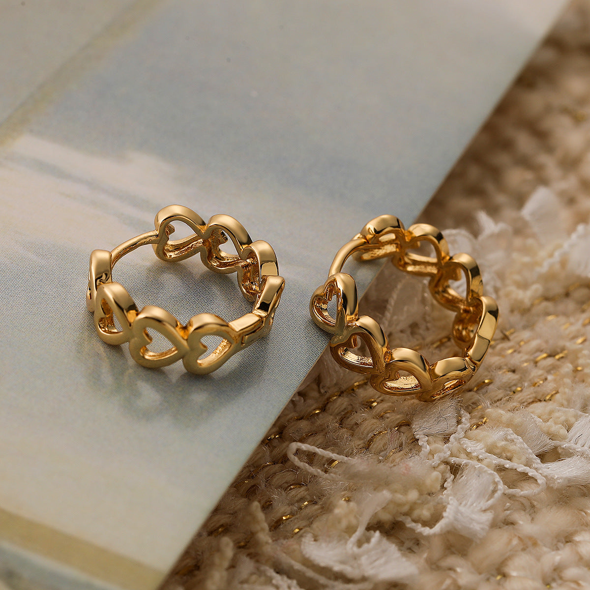 Orecchini mini Huggie da donna a forma di cuore geometrico cavo in stile vintage realizzati in rame con finitura placcata