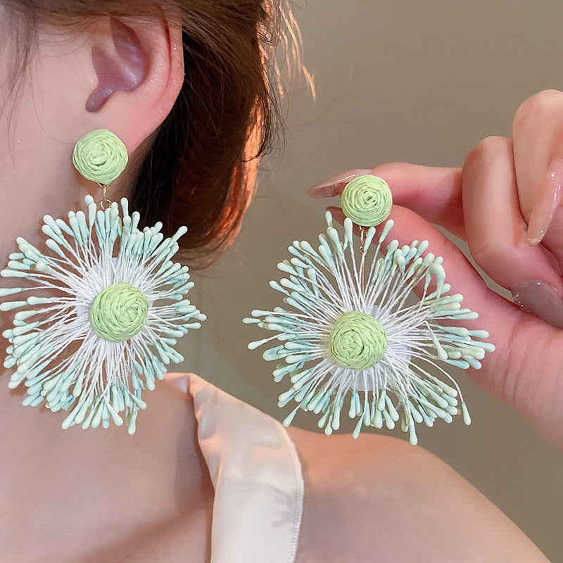 Orecchini floreali delicati con perni in argento, borchie in rame elettrolitico con nappe fluenti, estetica fresca e dolce per donna