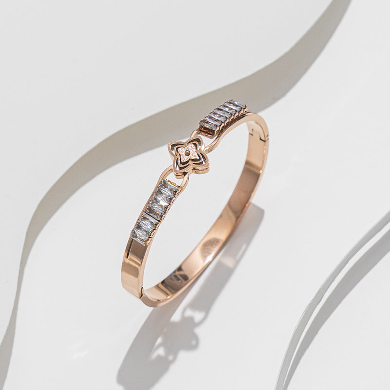 Bracciale Minimalista in Acciaio Inossidabile da Donna con Placcatura in Acciaio al Titanio e Intarsio di Strass a Forma Geometrica Ovale