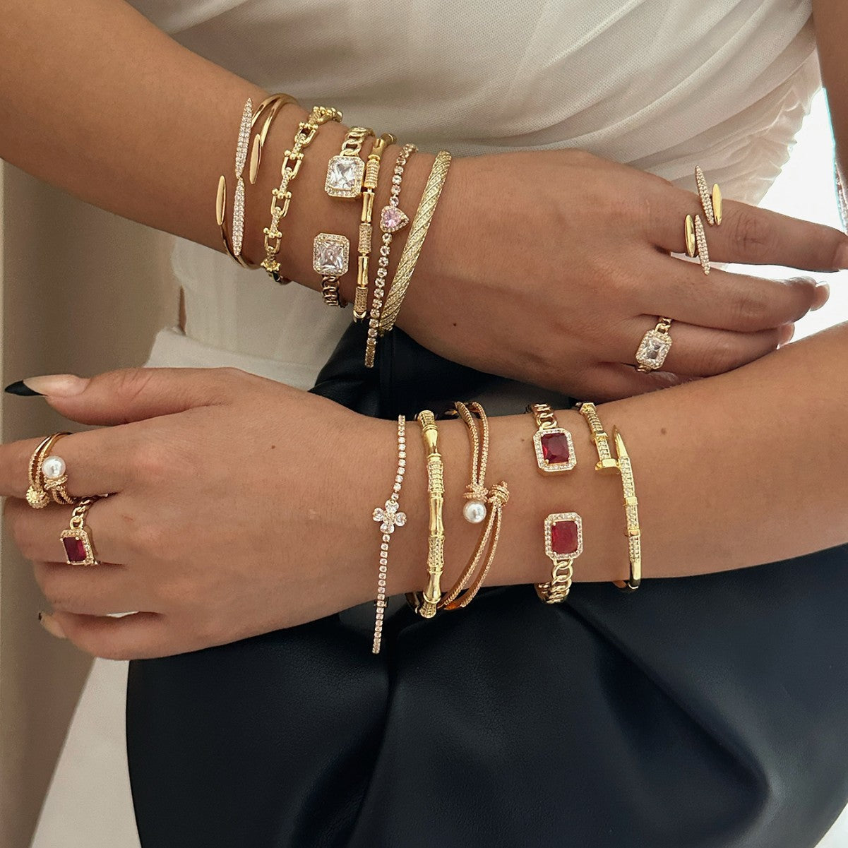 Braccialetto da donna in ottone placcato con intarsio di strass a cuore geometrico, elegante e lussuoso