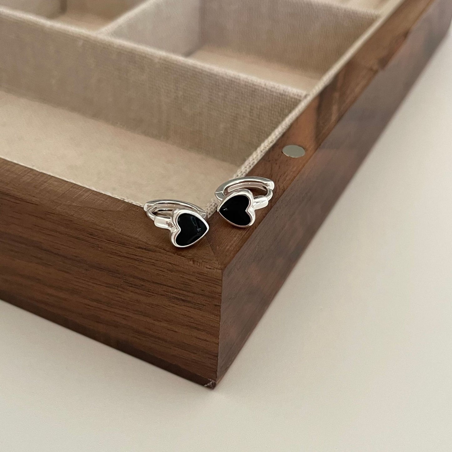 Sweet Minimalist Heart-Shaped 925 Sterling Silver Stud Earrings with Pearl Inlay