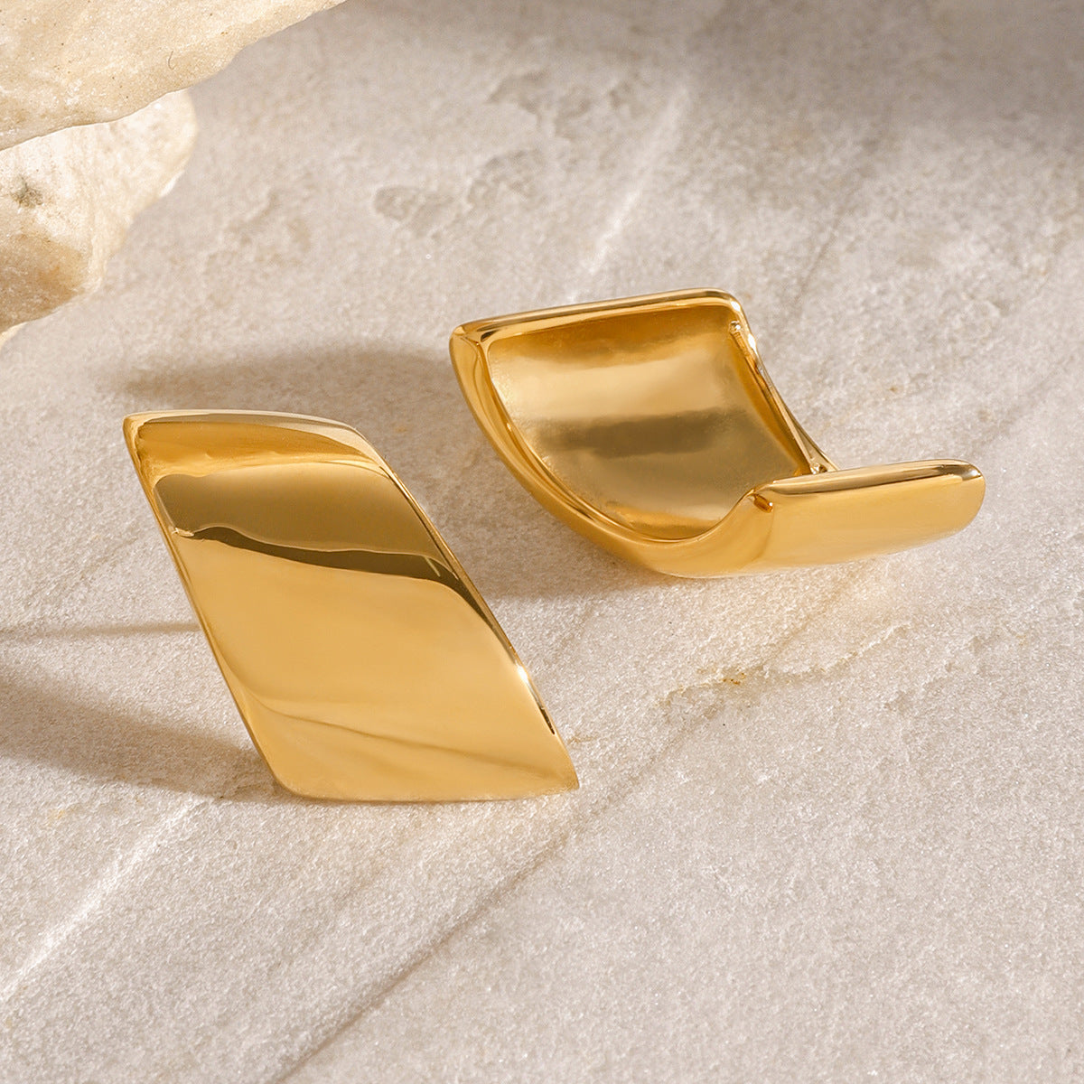 Orecchini a perno geometrici minimalisti in acciaio inossidabile placcato oro 18 carati da donna — Alla moda, adatti per l'ufficio