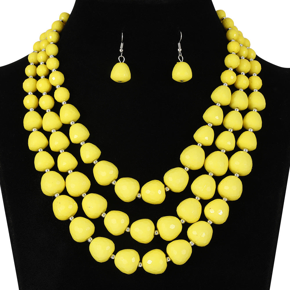 Conjunto étnico vintage de collar y pendientes de varias capas con cuentas y dijes de corazón en forma de campana con detalles de burbujas en resina plástica