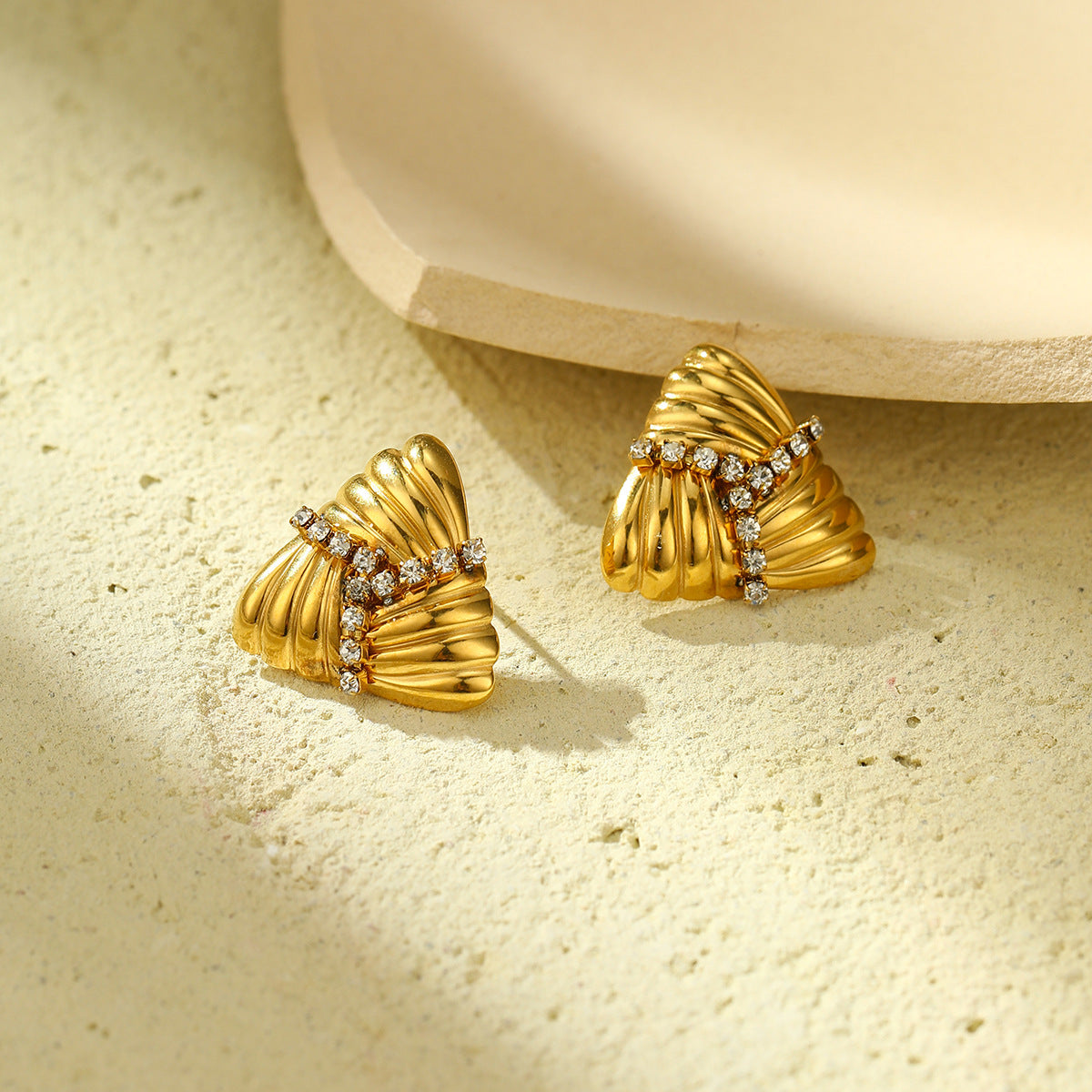 Orecchini a perno da donna in acciaio inossidabile titanio con triplo strato, con texture geometrica a triangolo, strass e finitura placcata, alla moda