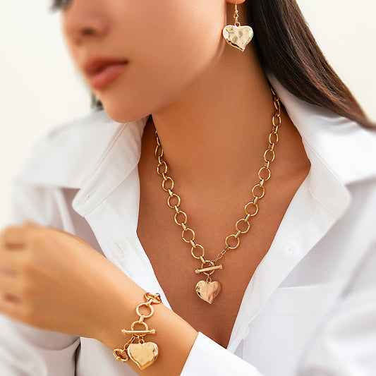 Collar con colgante minimalista de lava en forma de corazón irregular de aleación con acabado galvanizado y diseño de disco plegado texturizado